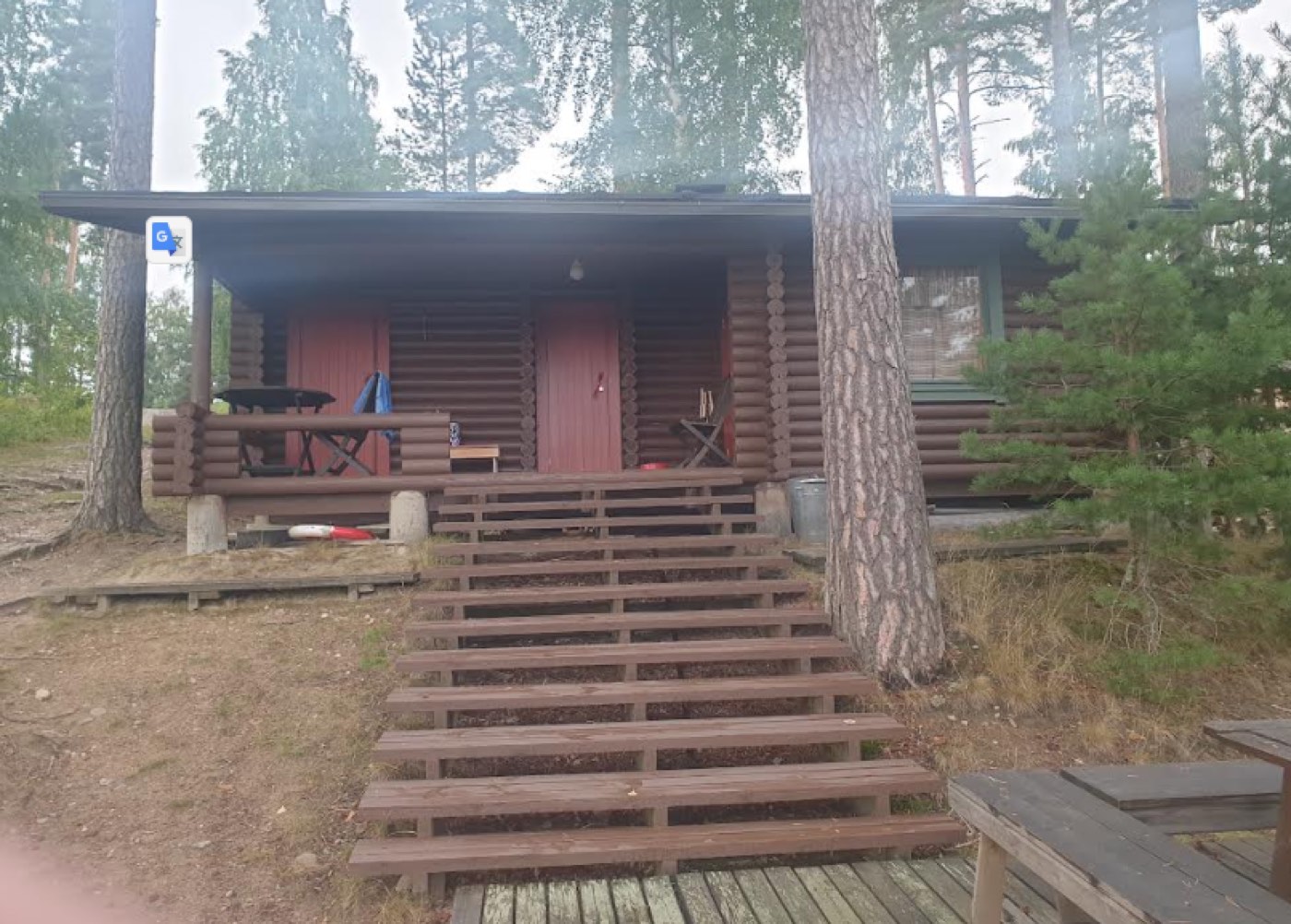Paimensaaren rantasauna järven rannalla.