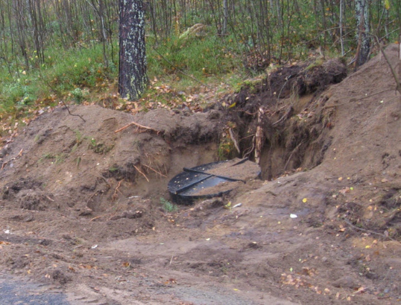 Muovinen jatkoskaivo maassa ennen peittämistä.