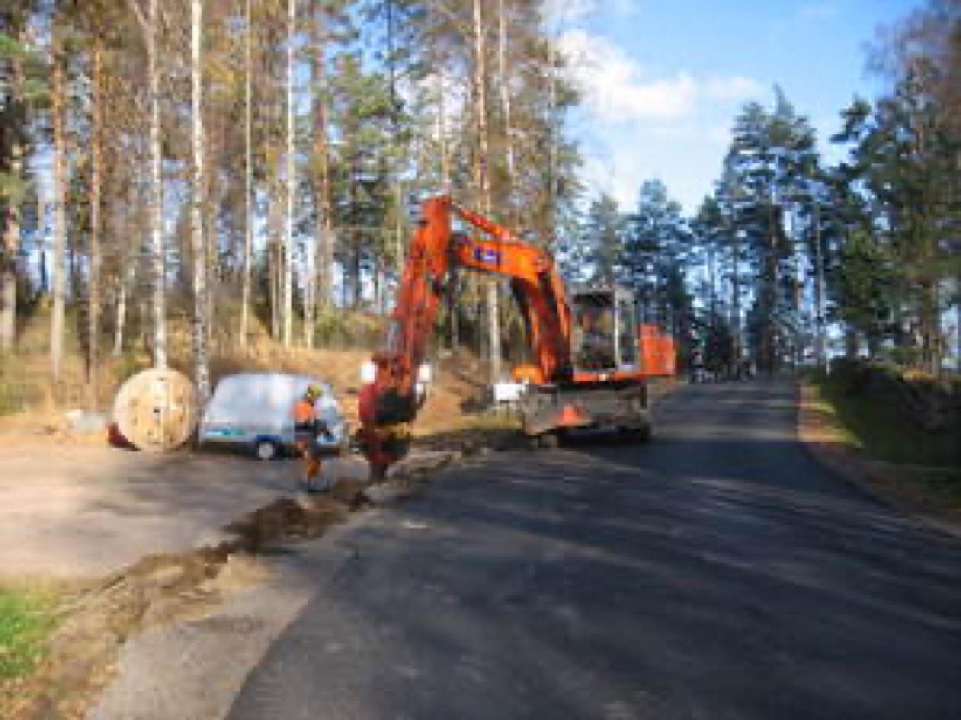 Kaapelin asennusta auraamalla tien varressa.