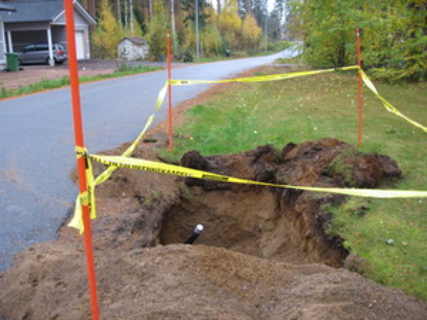 Tien alitusputken asennus paineilmalaitteella.